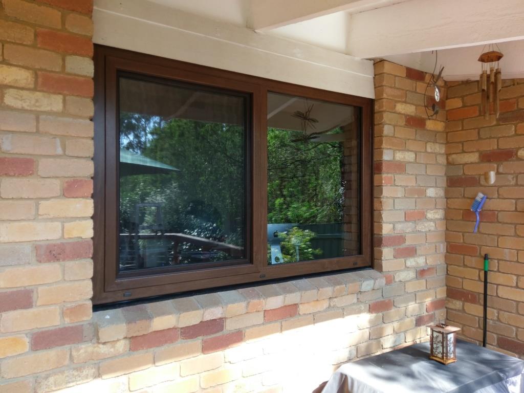 Tilting window with flyscreen